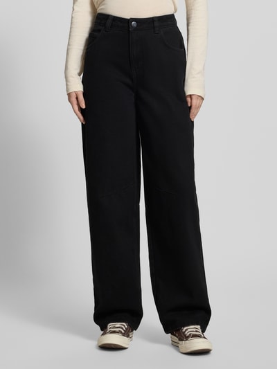 Frauenmodel trägt Tapered Fit Jeans mit 5-Pocket-Design Modell 'HAZAL' von Noisy May aus reiner Baumwolle in Schwarz, lockerer Schnitt, Nahaufnahme Oberkörper.