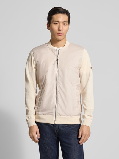 Mannenmodel draagt Collegejacke mit Zweiwege-Reißverschluss van MAERZ Muenchen van puur katoen, regular fit, opstaande kraag, steekzakken, ruglengte bij maat 50 68 cm, mouwlengte 67 cm, lichte beige en crèmetinten, gladdere textuur, ganzebovenlichaamsaanzicht van voren.