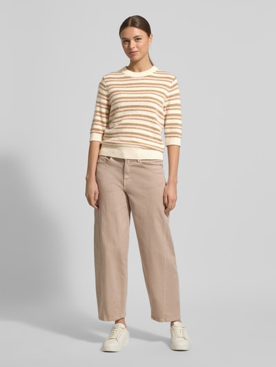 Frauenmodel trägt Strickpullover mit gerippten Abschlüssen von Opus aus Baumwoll-Mix, Slim-Fit, Rundhalsausschnitt, 1/2-Ärmel, Creme-Beige, Ganzkörperansicht von vorne.