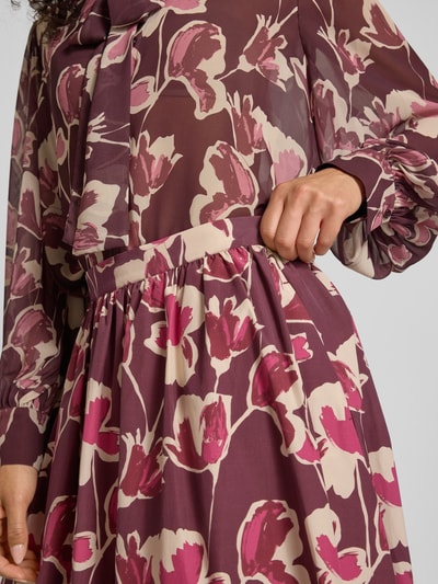 Frauenmodel trägt Regular Fit Midirock in A-Linie von Jake*s Collection aus Baumwoll-Mix mit floraler Allover-Print und Reißverschluss, Nahaufnahme Oberkörper.