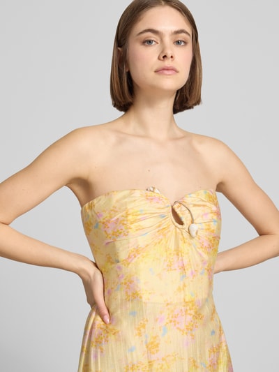 Frauenmodel trägt Maxikleid im Off-Shoulder-Look Modell 'AMINA' von Bardot, gelbe A-Linie mit Lyocell-Mix und Ramie, Nahaufnahme Oberkörper. Rückenlänge bei Größe 36: 116 cm, Brustweite bei Größe 36: 36 cm.