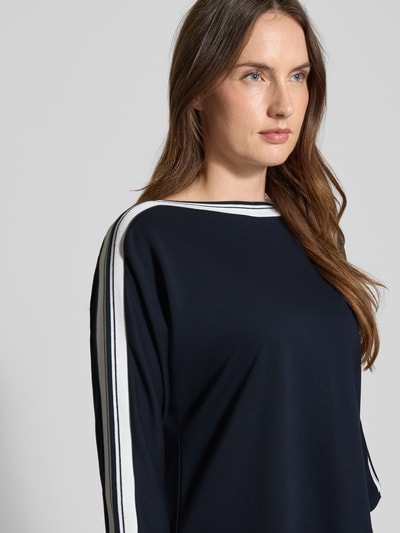 Vrouwenmodel draagt Relaxed Fit Pullover uit viscose-mix Model 'Kelva' van Someday, donkerblauw met witte strepen, bovenlichaam close-up.