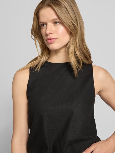 Frauenmodel trägt Regular Fit Top aus Viskose-Leinen-Mix Modell 'GOA' von Only, Optik: Unifarben, Flammgarn, Nahaufnahme Oberkörper.