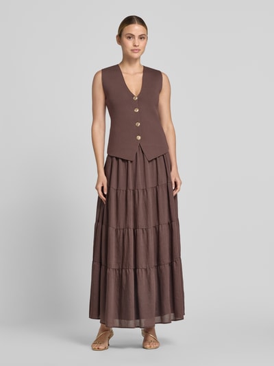 Frauenmodel trägt Strickweste mit V-Ausschnitt und Knopfleiste von Jake*s Cocktail, Material-Mix mit Viskose-Anteil, Slim-Fit, braun, Ganzkörperansicht von vorne.