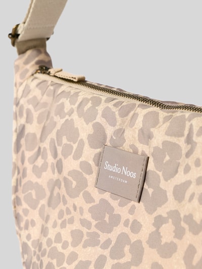 Produktfoto, Handtasche im Allover-Look Modell 'Puffy Adult Fanny Pack' von STUDIO NOOS mit Hauptfach, Reißverschluss, Label-Detail, verstellbarer Schulterriemen, 37 cm Breite, 20 cm Länge, 10 cm Tiefe, 70 cm Schulterriemen, beige gemustert, glatte Textur.