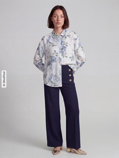 Vrouwenmodel draagt Regular fit wijdte broek met viscose, model 'BRIDGET' van SEDUCTIVE, Dames wijdte broek. Volledige lichaamsvooraanzicht.