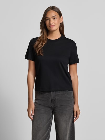 Frauenmodel trägt Boxy Fit T-Shirt aus reiner Baumwolle von s.Oliver RED LABEL, schwarz, kurzarm, unifarben, Ganzkörperansicht von vorne.