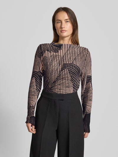 Modelka nosi Strickpullover mit Stehkragen von Marc Cain, czarno-beżowy wzór, dopasowany krój, mieszanka wiskozy i bawełny, widok z przodu, ujęcie całej sylwetki.