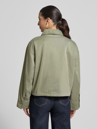 Frauenmodel trägt Oversized Bomberjacke aus reiner Baumwolle von Marc O'Polo, efekt: jednolity kolor, krój oversized, zamek błyskawiczny, naszywka z logo, długi rękaw z mankietem, tunel na dole, kieszenie z patką, splot twill, bawełna, Ganzkörperansicht Rückansicht