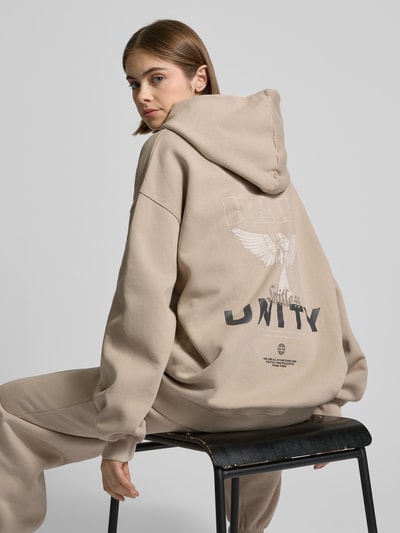 Karo Kauer Oversized Hoodie mit Label-Detail Modell 'Unity' Taupe 3