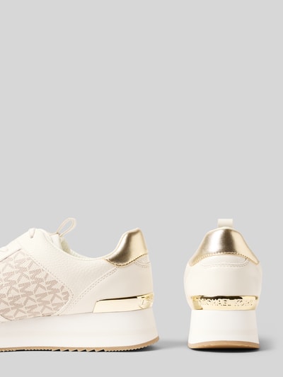 Produktfoto, Sneaker mit Logo-Applikation Modell 'Raina' von MICHAEL Michael Kors in Creme mit goldfarbenen Details, abgerundete Passform, Schnürverschluss, profilierte Sohle, Absatzhöhe 3 cm, Schafthöhe 8 cm, Schaftweite 9 cm, neutrale Hintergrundfarbe.
