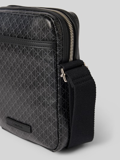 Produktfoto, Torebka z Logo-Muster und Schulterriemen 'Handtasche mit Logo-Muster und Schulterriemen' von CK Calvin Klein, Główna przegroda z zamkiem błyskawicznym, wzór z logo, naszywka z logo, pasek na ramię, szerokość w rozmiarze 1: 15 cm, długość w rozmiarze 1: 22 cm, głębokość w rozmiarze 1: 5 cm, długość paska na ramię w rozmiarze 1: 75 cm