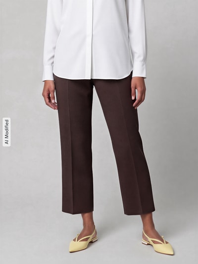 Frauenmodel trägt Regular Fit Culotte mit Bügelfalten Modell 'CAMERON' von CAMBIO in Dunkelbraun, glatte Textur, Damen Culotte, Nahaufnahme Unterkörper.
