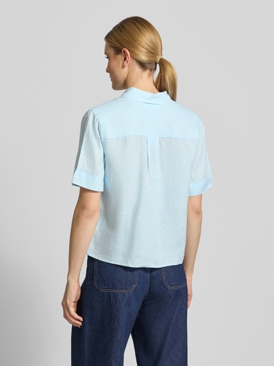 Frauenmodel trägt Loose Fit Leinenbluse mit Brusttasche von Tommy Hilfiger, Optik: Unifarben, Hemdblusenkragen, Material: Leinen, Ganzkörperansicht Rückansicht.