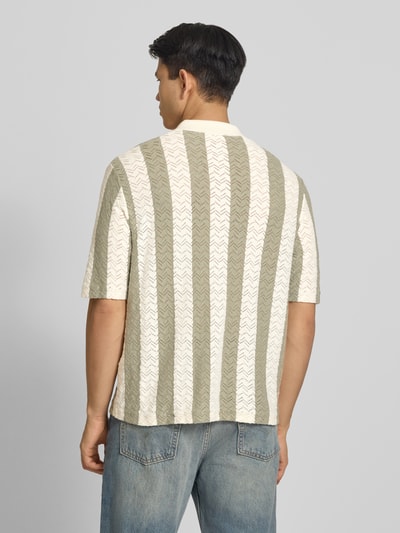 Männermodel trägt Regular Fit Poloshirt mit Knopfleiste Modell 'TYLER' von Jack & Jones im Baumwoll-Mix mit 1/2-Arm, Ganzkörperansicht Rückansicht.