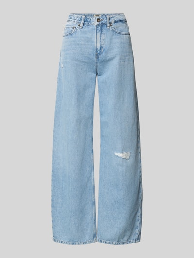 Produktfoto, hellblaue Relaxed Fit Jeans im Used-Look Modell 'MEDLEY' von Drykorn aus reiner Baumwolle, gerade weite Form, dezente Abriebstellen