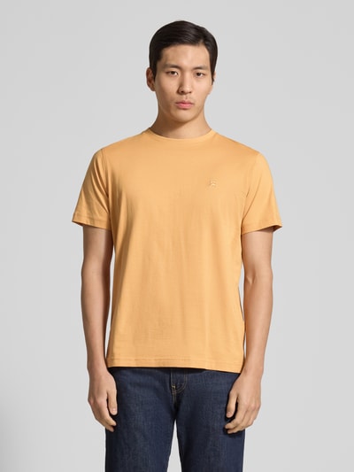 Männermodel trägt T-Shirt mit Rundhalsausschnitt und Logo-Stitching von Lerros in Gelb, Reine Baumwolle, Gerader-Schnitt, Ganzkörperansicht von vorne. Rückenlänge bei Größe M: 70 cm.