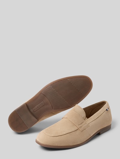 Produktfoto, Loafers aus Leder mit Label-Prägung Modell 'Tryst' von bugatti, beżowa powlekana skóra, zaokrąglony kształt, fakturowana podeszwa, wysokość obcasa 1 cm, wysokość cholewki 7 cm, szerokość w rozmiarze 44: 14 cm.
