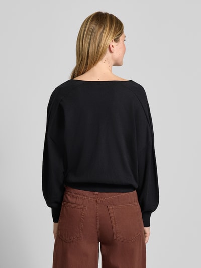 Modelka nosi Sweter z dzianiny z Mieszanki bawełny i kaszmiru Modell 'RISORY' od Drykorn, krój relaxed fit, długość tyłu 53 cm, długość rękawów 48 cm, dekolt w serek, widok całościowy od tyłu.