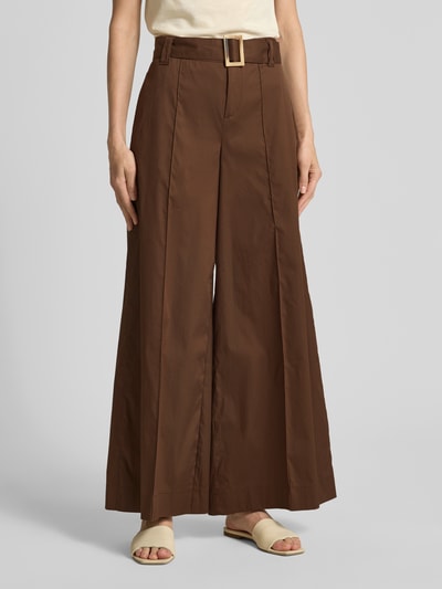 Kobiece modelka nosi spodnie z szerokimi nogawkami Wide Leg Hose mit Gürtel Modell 'Carletta' od MAC, mieszanka bawełny z dodatkiem streczu, pasek damski, brązowy kolor, szwy pionowe, szerokość w rozmiarze 36: 38 cm, długość wewnętrzna nogawki w rozmiarze 36: 75 cm, widok z przodu, zbliżenie na dolną część ciała.