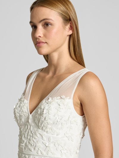 Frauenmodel trägt Maxikleid mit Perlen und V-Ausschnitt von Adrianna Papell aus Mesh in Creme, Allover-Look, Nahaufnahme Oberkörper. Rückenlänge bei Größe 36: 132 cm, Brustweite bei Größe 36: 37 cm.