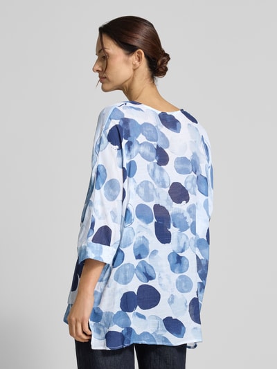 Vrouwenmodel draagt Relaxed Fit blouse uit viscosemix van Apricot, dames blouse met all-over look, v-hals, 3/4-mouw, ruglengte maat S 70 cm, mouwlengte maat S 30 cm, lichte en donkerblauwe ronde vormen, zachte textuur, relaxed fit, geheel achteraanzicht