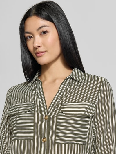 Frauenmodel trägt Regular Fit Langarmbluse aus reiner Viskose Modell 'BUMPY' von VERO MODA, grün-weiß gestreift, Nahaufnahme Oberkörper, Damen Langarmbluse von VERO MODA.