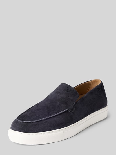 Produktfoto, Slip-on-Sneaker aus Leder mit Logo-Muster von JOOP! SHOES in Dunkelblau, abgerundete Spitze, weiße Sohle, Modell velluto coralie, Absatzhöhe 3 cm, Schafthöhe 6 cm, Schaftweite 14 cm.