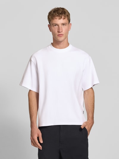 Männermodel trägt Relaxed Fit T-Shirt aus elastischem Baumwoll-Mix Modell 'SCUBA' von JACK & JONES, Rundhalsausschnitt, Ganzkörperansicht von vorne.