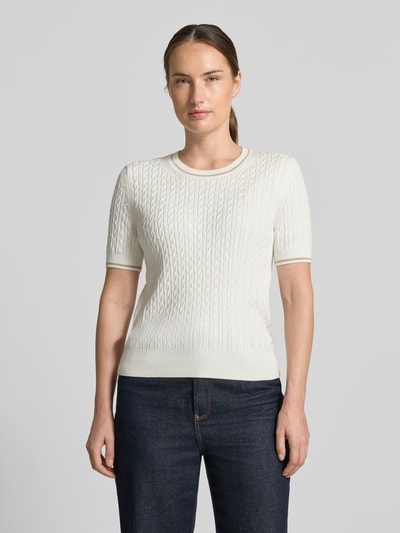 Vrouwenmodel draagt Regular Fit Pullover aus Baumwoll-Mix van Lacoste in gebroken wit met kabelpatroon, Dames pullover, bovenlichaam frontaal.