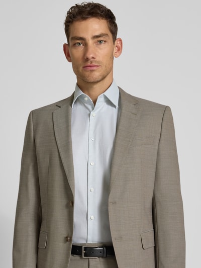Mannelijk model draagt Regular Fit Business-Hemd mit Kentkragen van Christian Berg Men, lichtblauw, katoen, korte mouwen, knoopsluiting, volledige bovenlichaam close-up.