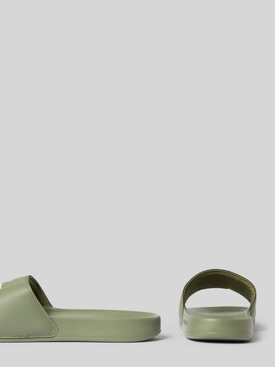 Produktfoto, Badeschuhe mit Logo-Print Modell 'SERVE SLIDE 0.0' von Lacoste in Optik: Unifarben mit runder Schuhspitze, flacher Absatzform, Schlupf/offen, strukturierter Sohle für Herren.