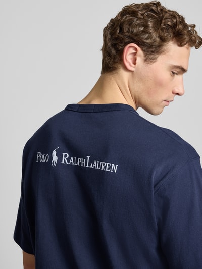Männermodel draagt Relaxed Fit T-Shirt aus reinen Baumwolle van Polo Ralph Lauren in effen donkerblauw met logo-detail en label-schriftzug, detailaufnahme rug.