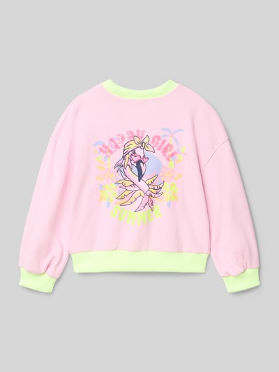 Mädchen trägt Sweatshirt mit rückseitigem Motiv- und Statement-Print von BILLIEBLUSH in Rosa mit gelben Bündchen, bunte Prints, Baumwoll-Mix, Ganzkörperansicht Rückansicht.