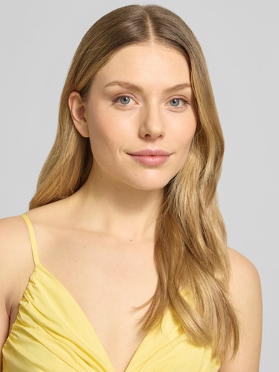 Frauenmodel trägt Midikleid mit Volantsaum und V-Ausschnitt von MICHAEL Michael Kors aus Reine Baumwolle mit Raffungen, Nahaufnahme Oberkörper.