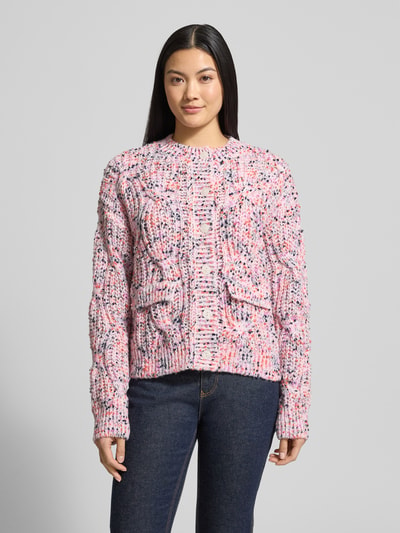 Frauenmodel trägt Strickjacke mit Knopfleiste Modell 'CONFETTI' von YAS in Rosa mit bunten Akzenten, Lockerer-Schnitt, Gerippte-Abschlüsse, Rundhalsausschnitt, Pattentaschen, Ganzkörperansicht von vorne.