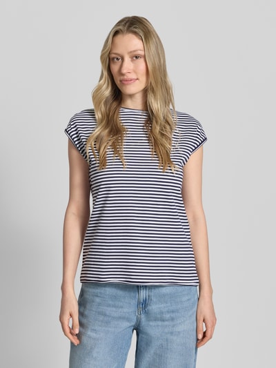 Frauenmodel trägt T-Shirt mit Rundhalsausschnitt von Christian Berg Woman, Reine Baumwolle, Regular-Fit, Rollsaum, Rückenlänge 55 cm, Ganzkörperansicht von vorne.