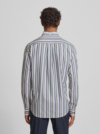 Männermodel trägt Freizeithemd mit Knopfleiste von Gant aus reiner Baumwolle, Regular-Fit, Button-Down-Kragen, gestreift, Ganzkörperansicht Rückansicht. Rückenlänge 77 cm, Schulterbreite 44 cm, Ärmellänge 67 cm, Brusttasche, Label-Stitching.