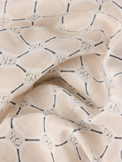 Productfoto, Tuch aus Baumwoll-Seide-Mix mit Logo-Muster von Marc Cain, beige met zwart logomotief, all-over look, vierkant model, maat 1, breedte 57 cm, detailopname van zachte structuur