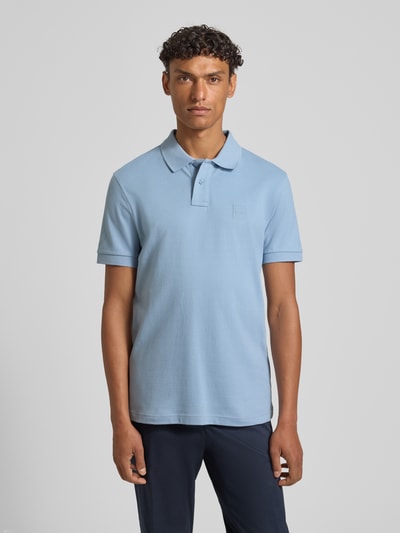 Männermodel trägt Regular Fit Poloshirt aus Baumwoll-Mix Modell 'PASSENGER' von BOSS Orange, Optik: Unifarben, Label-Stitching-Applikation, Polokragen, V-Ausschnitt, kurze Knopfleiste, Ärmelform: Kurzarm, Ärmelabschluss: Gerippt, Materialverarbeitung: Piqué, Material: Baumwolle-Mix, Ganzkörperansicht von vorne.