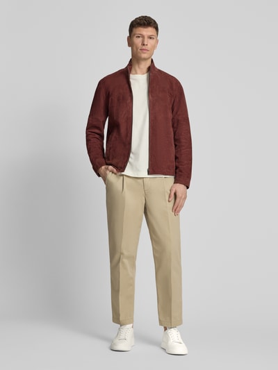 Männermodel trägt Regular Fit Lederjacke aus echtem Ziegenvelours Modell 'JIMMY-S' von Strellson, Optik: Unifarben, Ganzkörperansicht von vorne.