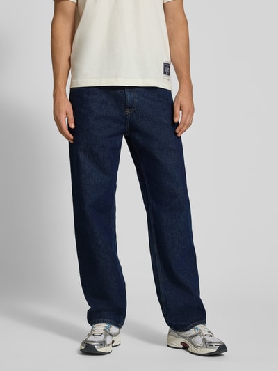 Männermodel trägt Straight Fit Jeans im 5-Pocket-Design Modell 'TYRELL' von Edwin in Dunkelblau, reine Baumwolle, Nahaufnahme Unterkörper. Kontext: Herren Straight Fit Jeans von Edwin, reine Baumwolle, Straight Fit, 5-Pocket-Design, Knopf- und Reißverschluss, Bundweite 44 cm bei Größe 32/32, Innenbeinlänge 80 cm bei Größe 32/32.