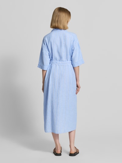 Frauenmodel trägt Relaxed Fit Midikleid aus Leinen-Mix Modell 'Falakka' von B.Young, hellblau-weiß gestreift, strukturierte Oberfläche, Ganzkörperansicht Rückansicht. Leinen-Mix mit Viskose-Anteil, Umlegekragen, Halbarm, durchgehende Knopfleiste, Rückenlänge 120 cm, Brustweite 50 cm, Ärmellänge 23 cm.