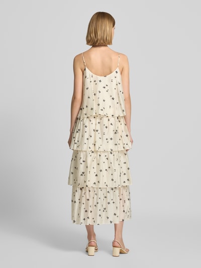 Frauenmodel trägt Midikleid im Stufen-Look mit Spaghettiträgern von Jake*s, Lyocell-Mix, cremefarben mit Allover-Look, Ganzkörperansicht Rückansicht.