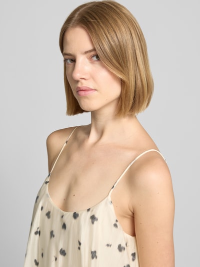 Frauenmodel trägt Midikleid im Stufen-Look mit Spaghettiträgern von Jake*s aus Lyocell-Mix mit Allover-Look, Nahaufnahme Oberkörper.