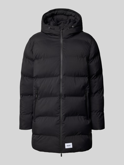 Produktfoto, schwarze Steppjacke mit Zweiwege-Reißverschluss Modell 'CADE' von khujo, Kapuze mit Tunnelzug und Reißverschlusstaschen, glatte Oberfläche