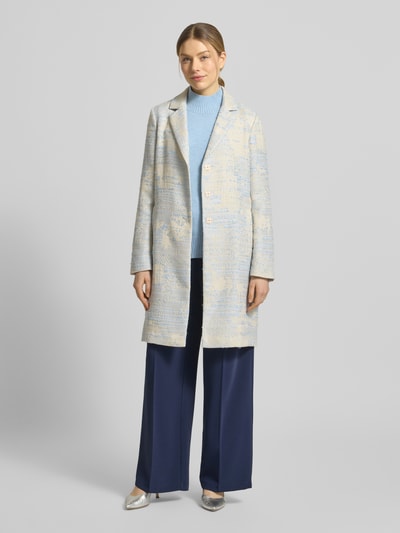 Frauenmodel trägt Mantel mit Baumwoll-Anteil von WHITE LABEL in Hellblau-Beige, gerade Passform, Reverskragen, Ganzkörperansicht von vorne.