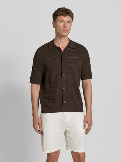 Männermodel trägt Regular Fit Strickjacke aus reiner Baumwolle Modell 'PALLE' von SELECTED HOMME, Optik: Unifarben, Struktur, Knopfleiste, Hemdkragen, Kurzarm, gerippte Abschlüsse, Materialverarbeitung: Strick, Ganzkörperansicht von vorne.