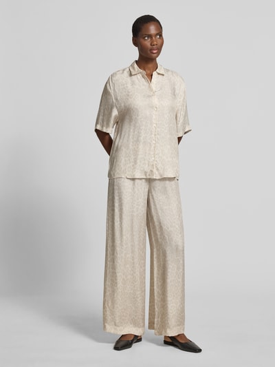 Frauenmodel trägt Wide Fit Stoffhose mit Viskose-Anteil von Anine Bing im Cupro-Mix, Allover-Animal-Print, glänzende Optik, Ganzkörperansicht von vorne.