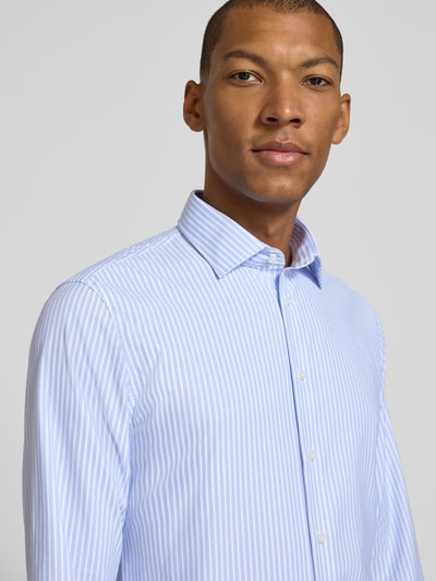 Männermodel trägt Slim Fit Businesshemd mit Kentkragen von Jake*s in Hellblau mit weißen Streifen, Nahaufnahme Oberkörper.